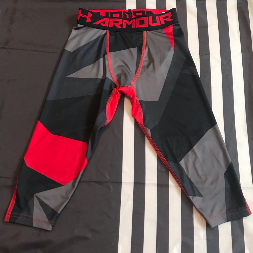 Under Armour Youth Sz Small Fitted Heat Gear 15 inch inseam Tights Red/Black